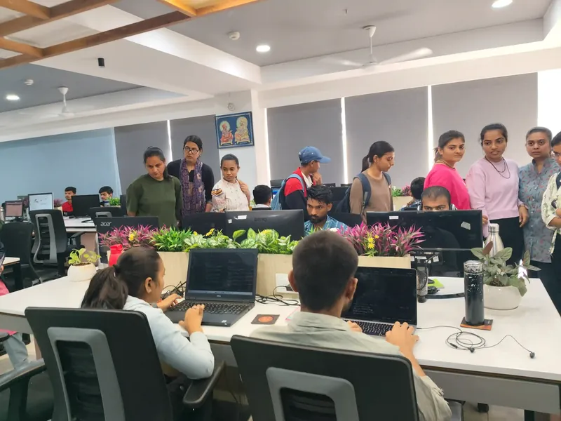 Cosmos students visiting Meetanshi IT Hub for industry insights and learning