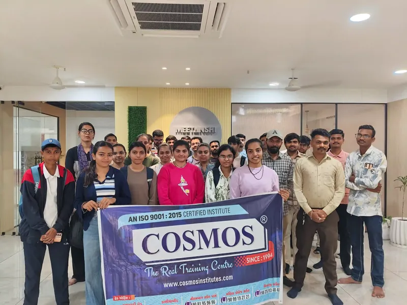 Cosmos students visiting Meetanshi IT Hub for industry insights and learning