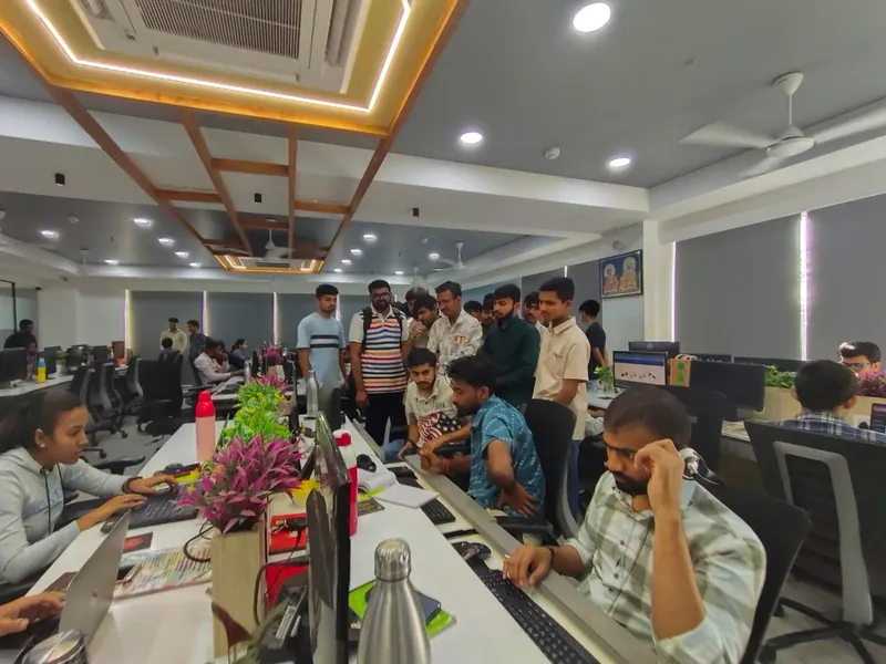 Cosmos students visiting Meetanshi IT Hub for industry insights