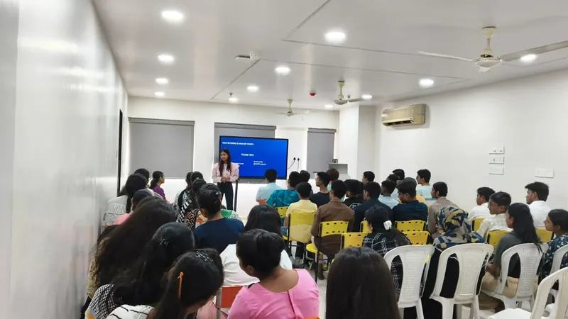 Cosmos students attending expert lectures on LinkedIn and careers